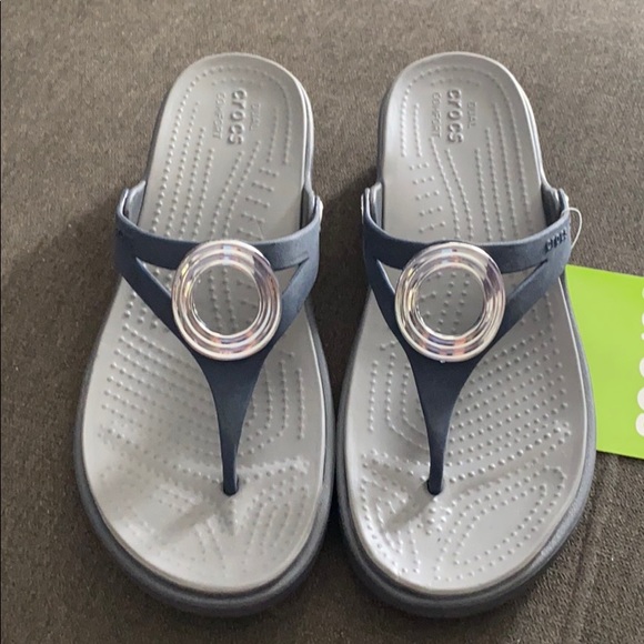 crocs women's sanrah beveled circle wedge sandal